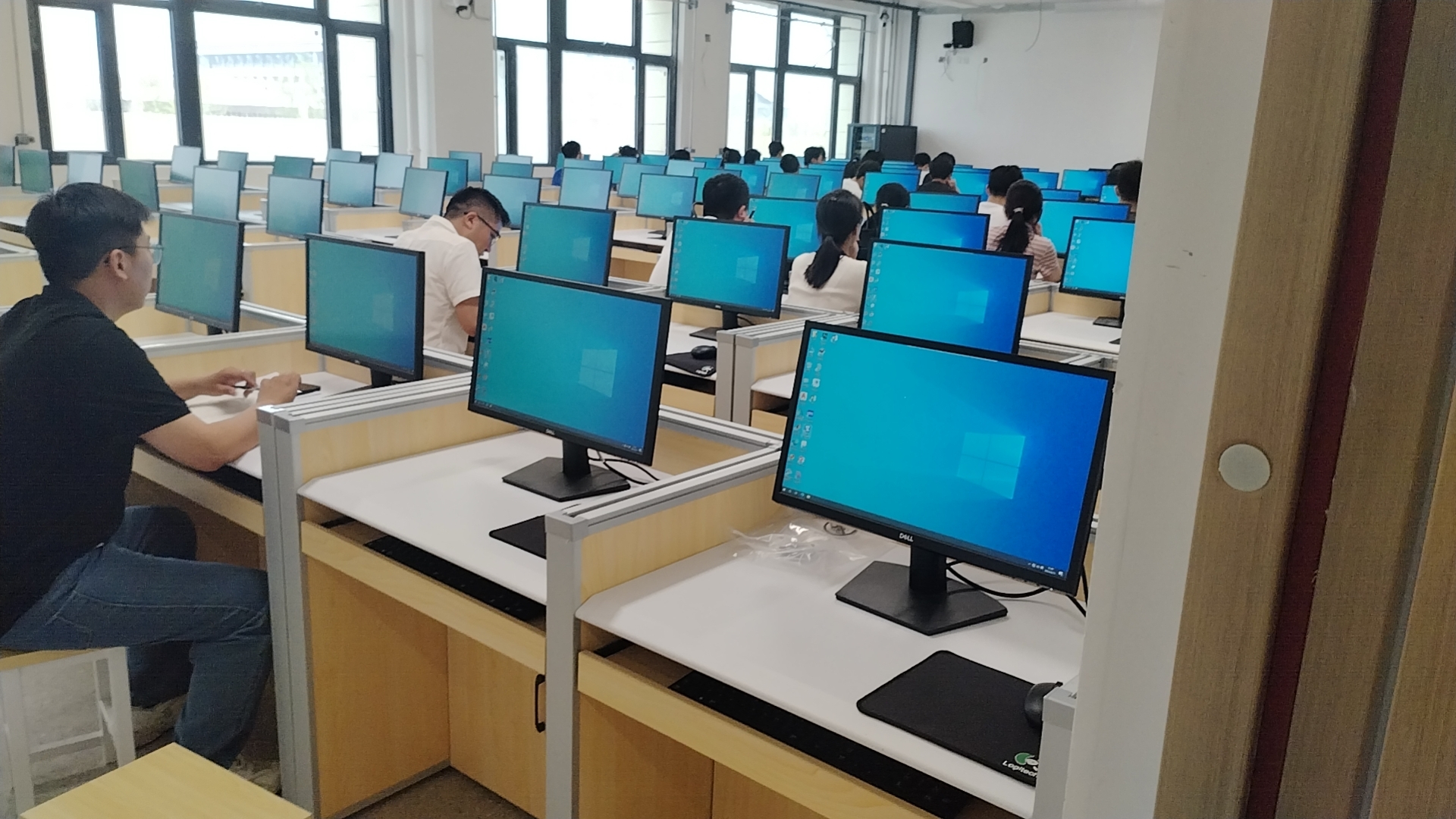 屏風降下，做普通教室使用